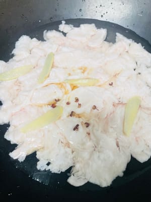 加去腥料焯水：下锅时放几片姜、一勺料酒，丢几粒花椒焯水。
