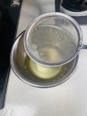 过滤储存：熬好的猪油用滤网过滤，去掉杂质，放凉后装入干净容器，密封冷藏。这样熬出的猪油雪白透亮，炒菜、拌饭都香而不腥~