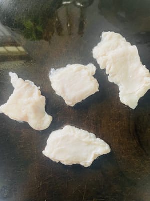 切小块：板油切成3厘米左右小块。