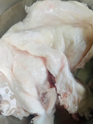 彻底清洗：猪板油用温水反复洗净，撕掉表面筋膜和杂质，避免腥味残留。