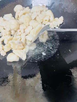 控制火候：全程保持中小火，熬出的油更清澈，避免油温过高熬焦，焦糊会让猪油发黄、有苦味。油渣变金黄时关火，用余温继续熬一会儿。