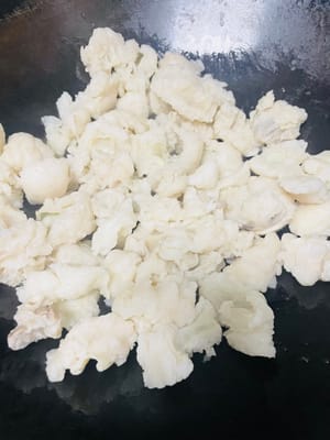 控制火候：全程保持中小火，熬出的油更清澈，避免油温过高熬焦，焦糊会让猪油发黄、有苦味。油渣变金黄时关火，用余温继续熬一会儿。