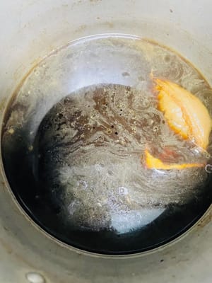 Preparación del líquido para estofar y manitas de cerdo estofadas
Si preparas tu propio líquido para estofar: Primero, coloca el paquete de especias en una olla y hiérvelo durante 20 minutos para extraer su aroma. Luego, agrega las manitas de cerdo para estofar; esto permite que el sabor penetre más profundamente en la carne (anteriormente publiqué un tutorial sobre cómo preparar el líquido para estofar; los principiantes pueden consultarlo).
Si usas líquido para estofar ya preparado: Omite este paso; simplemente llévalo a ebullición.