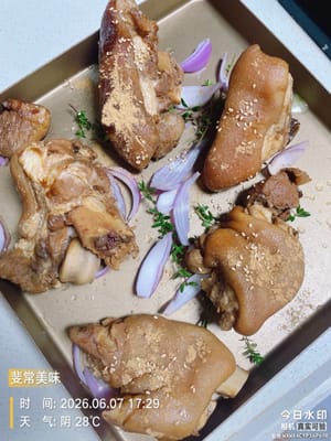 Para hornear, forra una bandeja para hornear con tus hierbas favoritas (como tomillo o romero, pero no te preocupes si no las tienes) y coloca las manitas de cerdo extendidas sobre ella.
Espolvorea las manitas de cerdo con tus condimentos favoritos: comino en polvo, salsa seca para mojar, mezcla de cinco especias, etc., y espolvorea con semillas de sésamo blanco. ¡El aroma será tan tentador que tus vecinos vendrán a tocar a tu puerta!