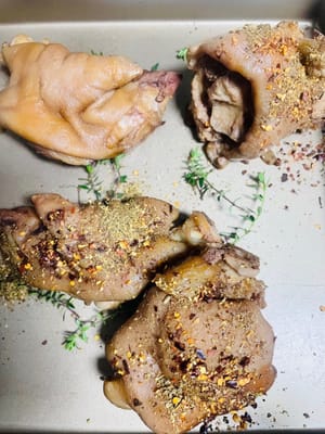 Para hornear, forra una bandeja para hornear con tus hierbas favoritas (como tomillo o romero, pero no te preocupes si no las tienes) y coloca las manitas de cerdo extendidas sobre ella.

Espolvorea las manitas de cerdo con tus condimentos favoritos: comino en polvo, salsa seca para mojar, mezcla de cinco especias, etc., y espolvorea con semillas de sésamo blanco. ¡El aroma será tan tentador que tus vecinos vendrán a tocar a tu puerta!