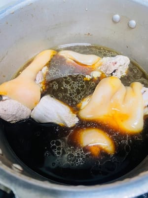 Estofar las manitas de cerdo: Si usa una olla a presión, cocine durante 15-20 minutos después de que alcance la presión; si usa una olla normal, cocine a fuego lento durante unos 45 minutos.
¡El paso clave! Después de estofarlas, no las retire de inmediato. Déjelas marinar en el líquido de cocción durante 3 horas. Cuanto más tiempo se marinen, más sabrosas quedarán, ¡impregnando la carne con su aroma salado y delicioso!