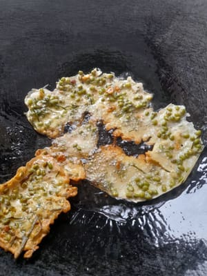 Versez de l'huile sur le bord de la poêle avec la pâte, pour qu'elle sèche rapidement et se détache d'elle-même, n'oubliez pas de la retourner, à feu moyen à doux (ne forcez pas pour la retirer de la poêle ou le peyek se défera)