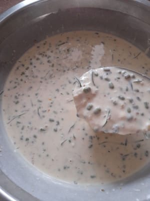 Remuez jusqu'à ce que tout soit bien mélangé, ajoutez les feuilles de citron vert et les haricots verts, remuez bien à nouveau, faites revenir un peu du mélange pour tester le goût, si ce n'est pas suffisant, vous pouvez ajouter du sel au goût, si c'est bon, continuez à faire frire le mélange.