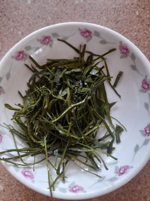 Lavez et émincez finement les feuilles de citron vert.