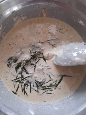 攪拌直至所有材料混合均勻，加入泰國檸檬葉和青豆，再次攪拌直至混合均勻，煎一點混合物嚟測試味道，如果不夠，可以加鹽調味，如果合適，繼續煎混合物。