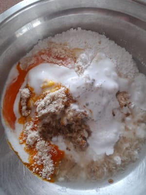 Dans un bol, mélanger la farine de riz, les épices moulues, le bouillon de poulet, le jaune d'œuf, l'eau et le lait de coco.