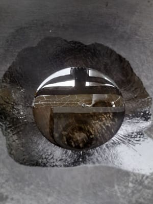 在煎鍋中倒入大量油，用湯匙將佩耶克麵團煎熟，然後沿著鍋邊倒入油，直到麵團流出。如此反复，直至將雷姆佩耶克麵團流出。