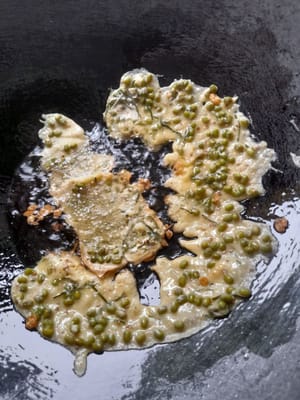 Faire chauffer beaucoup d’huile dans une poêle, faire revenir la pâte peyek à l’aide d’une louche, puis la verser sur le bord de la poêle jusqu’à épuisement de la pâte. Et ainsi de suite jusqu’à épuisement de la pâte rempeyek.