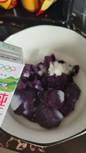 砂糖と牛乳を加えてペースト状になるまで潰します。