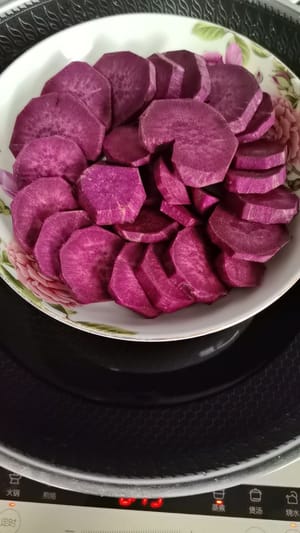 切った紫芋を15分ほど蒸します。