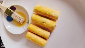 捲成捲刷上蜂蜜，家裡冇蜂蜜的話桂花糖麥芽糖也行