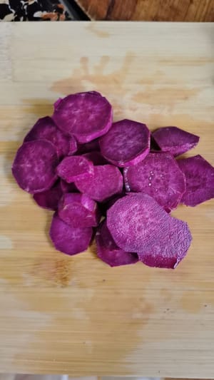 紫芋の皮をむき、厚めにスライスします。