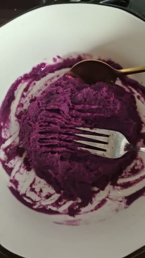 パンの四辺を切り落とし、麺棒を使って薄くスライスします
