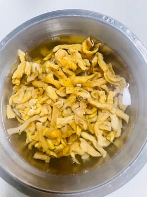 处理萝卜干：萝卜干泡水软化，切小丁后挤干水分，放碗备用。