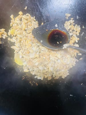 调味提鲜：倒1勺生抽、1勺蚝油，翻炒裹匀酱汁，炒至水分收干。