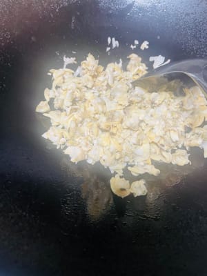 Alzate la fiamma e saltate le vongole. Quando l'acqua si sarà asciugata, aggiungete 1 cucchiaio di vino da cucina lungo il bordo della pentola per eliminare l'odore di pesce.