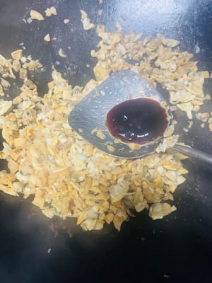 versare 1 cucchiaio di salsa di soia e 1 cucchiaio di salsa di ostriche, soffriggere fino a ricoprire con la salsa e friggere finché l'acqua non si sarà asciugata.