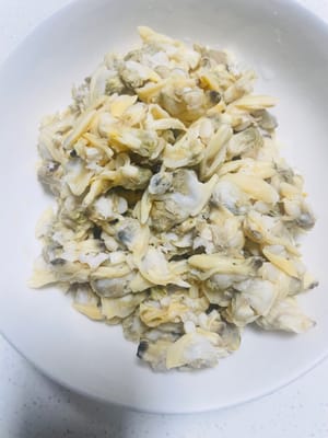 sciacquare le vongole con acqua pulita, aggiungere un cucchiaio di aceto bianco e lasciarle in ammollo per 5-10 minuti per eliminare la sabbia e l'odore di pesce, quindi sciacquarle, strizzarle e disporle su un piatto per un utilizzo successivo.