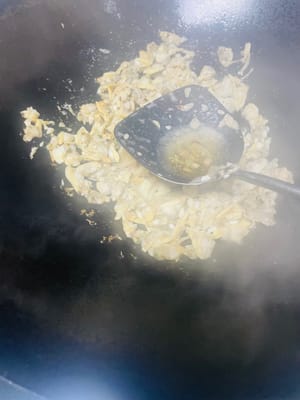 aggiungere vino da cucina per esaltare l'aroma: dopo che l'acqua si è asciugata, aggiungere 1 cucchiaio di vino da cucina lungo il bordo della pentola per esaltare l'aroma ed eliminare l'odore di pesce.