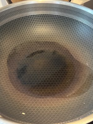 In una padella calda, aggiungere circa 20 g di olio d'oliva