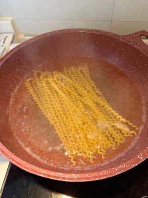in una pentola cuocere la pasta secondo i tempi di cottura indicati sulla confezione (la mia ha impiegato circa 15 minuti)