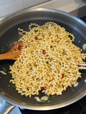 spegnere il fuoco e aggiungere prezzemolo e formaggio