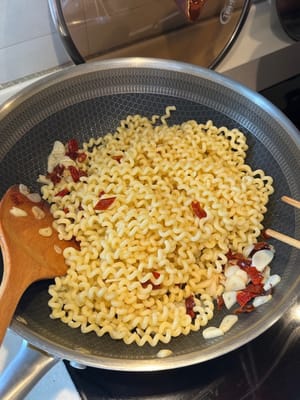 Poi buttate la pasta e mescolate bene