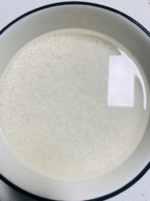 Rendam 750 gram beras ketan pada malam sebelumnya.