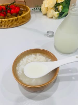Taruh anggur beras ketan di lemari es selama beberapa jam sebelum diminum. Rasanya sungguh
