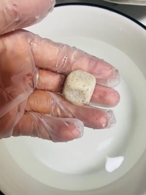 1000克28-30度溫度的水加入1粒酒麯，泡一會用手搓散它，以便與糯米飯更好拌均勻。
