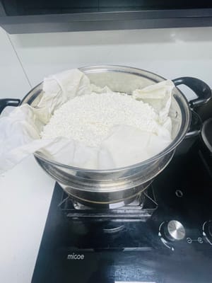 Masukkan kain kasa ke dalam kukusan dan nyalakan api untuk mengukus. Didihkan air dan kukus selama sekitar 30 menit hingga ikan matang. Angkat dari kukusan dan biarkan dingin.