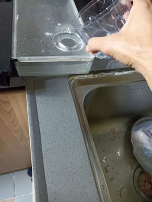 Wasser zum Dämpfen in den Dampfbehälter geben