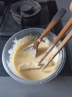 Tauchen Sie die Nuggets in den feuchten Teig
