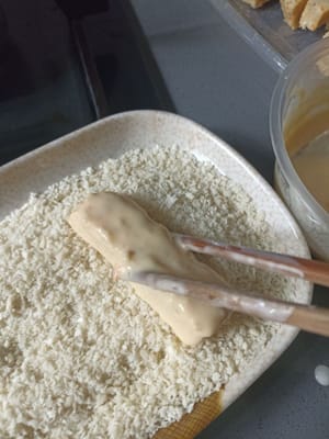 Mit Semmelbröseln panieren
