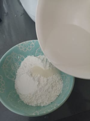 75 ml Wasser in die Schüssel mit dem Mehl geben.