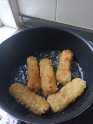 Nachdem es leicht gelb geworden ist, 7–8 Minuten braten, Leute.