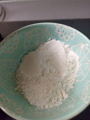 Wir machen den nassen Teig, bereiten 50 g Mehl vor
