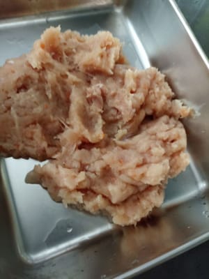 Nach dem Zerkleinern auf ein Backblech legen.