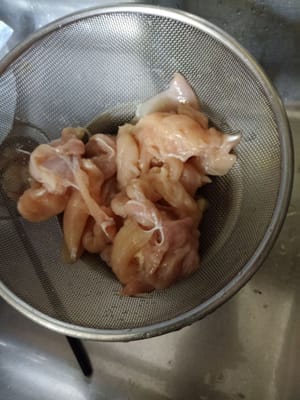 将鸡胸肉洗净，去筋。
