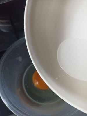 15 ml in die Schüssel mit den Eiern geben und dann