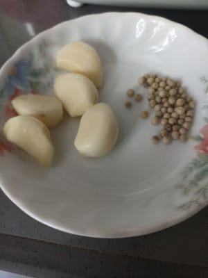 Knoblauchsamen und 12 g weiße Pfefferkörner