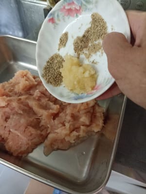 12 g gemahlenen weißen Pfeffer und Knoblauchzehen hinzufügen. Wer keinen Knoblauch mag, kann ihn weglassen.