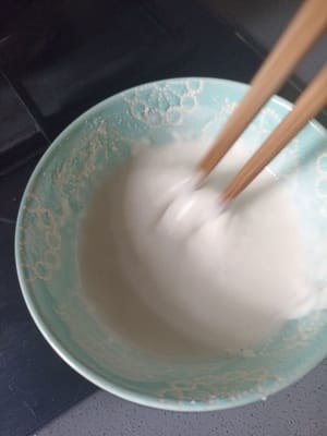 Mischen Sie das gesamte feine Mehl in den Scampi
