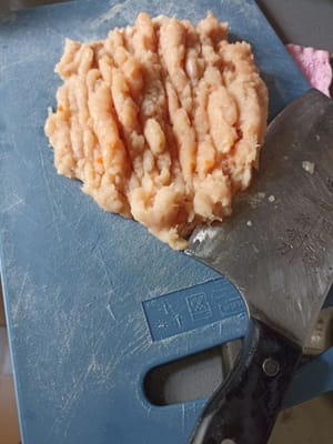 Das Fleisch fein hacken