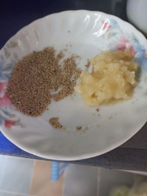 Knoblauch und weißen Pfeffer pürieren. Ich verwende gemahlenen Pfeffer, da das Aroma aromatischer ist